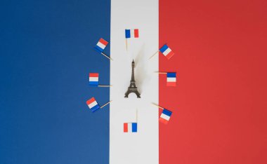 Fransız falg ve Eyfel Tower mavi ve kırmızı arkaplan