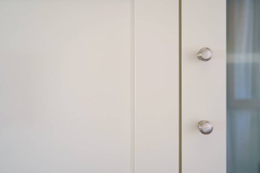 Beyaz kapıdaki klasiği kapat 