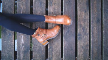 Moda ayakkabıları patik ve ahşap arka plan