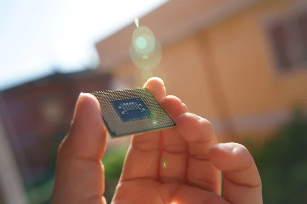 İşlemci mikroişlemciyi yerleştiriyor.