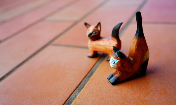 Çocuklar için tahta kedi.