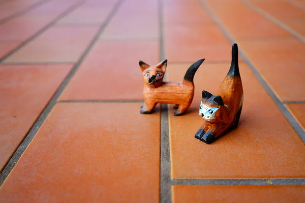 Çocuklar için tahta oyuncak kedi.