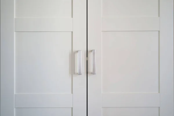 İçerideki beyaz kapı elementlerini kapatın.