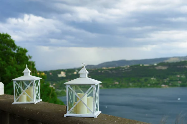 Sokakta göle bakan mumlar.