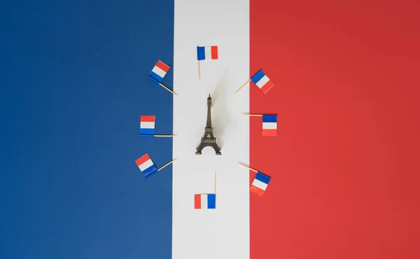 Fransız falg ve Eyfel Tower mavi ve kırmızı arkaplan