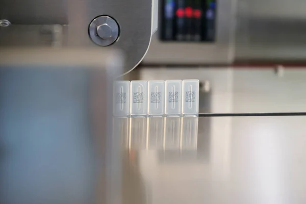 Fok doldurma makinesi modern denetimi, barkod baskısını ve sıvı denetimini tamamlar