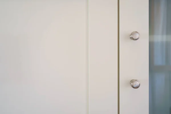 Beyaz kapıdaki klasiği kapat 