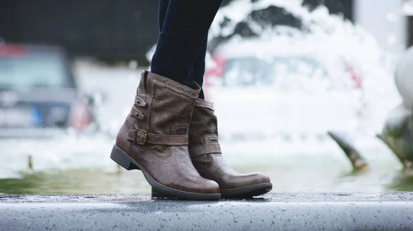 ayakkabı biçimi ve çeşme arkaplanı