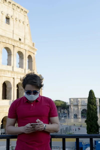 Coronavirus zamanında kolezyum, Roma kolezyumunun önünde çocuk. Roma İtalya