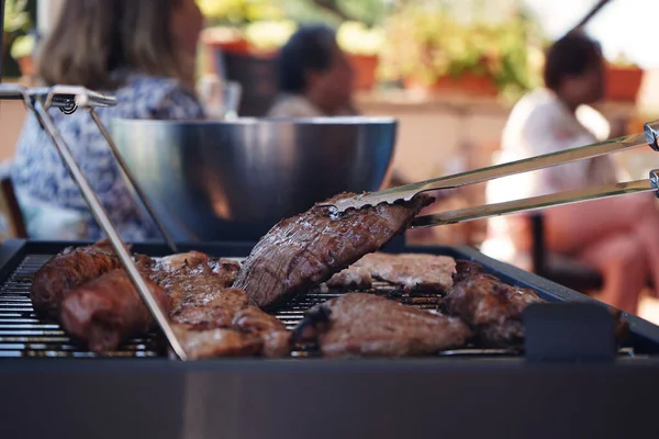 Ev yapımı sığır eti barbeküsü. Aile barbekü partisi veriyor.