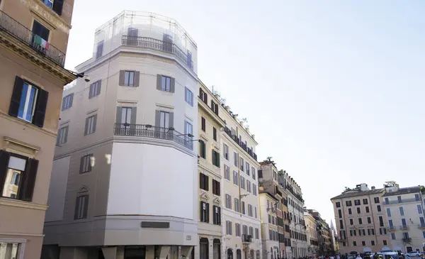 Roma şehrinde boş beyaz ilan panosu, beyaz alan arkaplanı