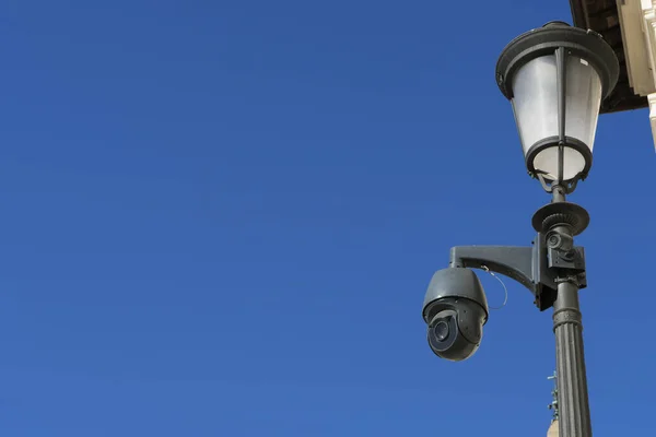 Vintage lamba içinde CCTV kameraları. Yurttaşların güvenliği için modern ve klasik bir kombinasyon.