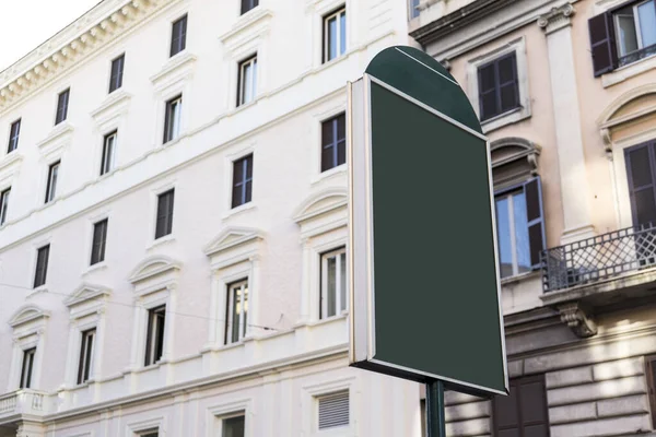 Roma 'da reklam alanı İtalya' da. Sokakta reklam panosunda yeşil alan var.