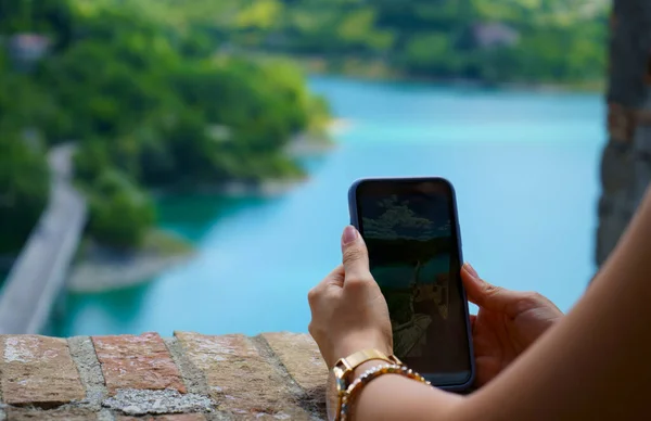 Açık hava tatilinde cep telefonu tutan kadınların ellerini kapatın.