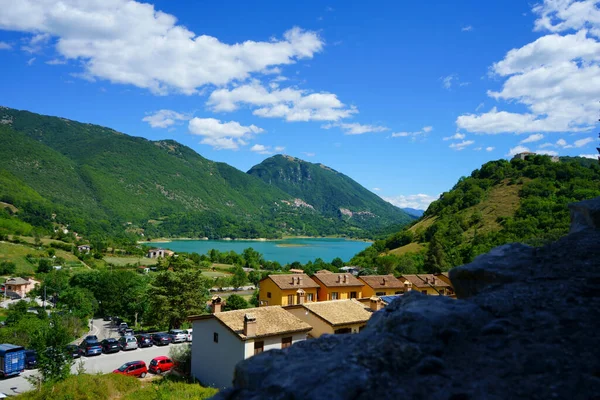 Turano Gölü Castel di Tora, İtalyan köyü, İtalya tatili