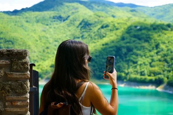 Kadın seyahati ve aktif yaşam tarzı konsepti, akıllı telefon kullanımı