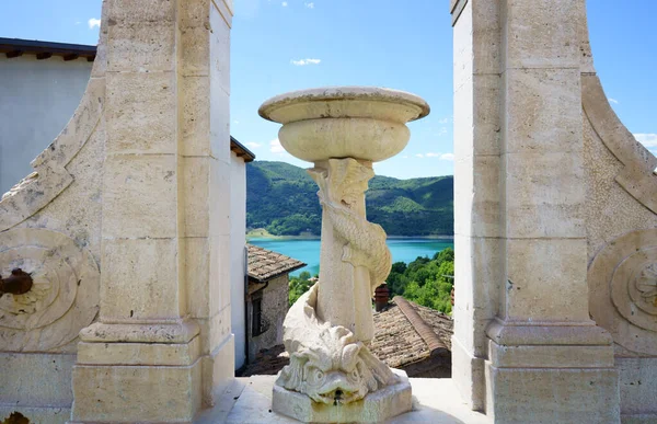 İtalya 'da bir dağın tepesindeki çeşme. İtalya 'da tatiller