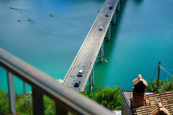 İtalya Köprüsü Turano Gölü 'nün güzel manzarası