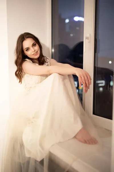 Ein Mädchen Brautkleid Sitzt Fenster Model Weißen Outfit — Stockfoto