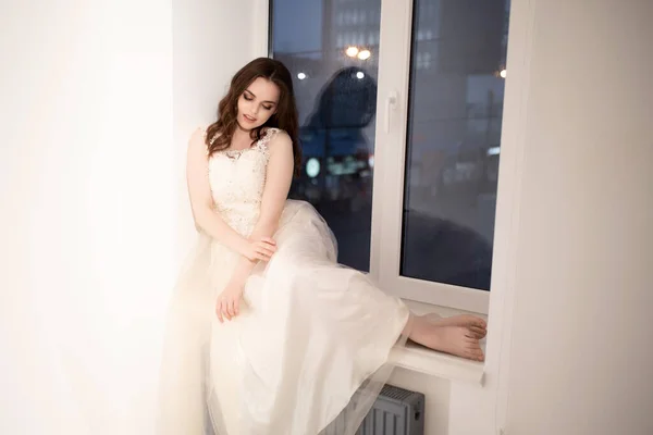 Ein Mädchen Weißen Kleid Sitzt Fenster Model Brautkleid — Stockfoto