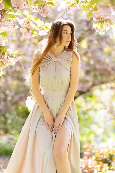 Schöne Junge Frau Posiert Einem Blühenden Sakura Garten — Stockfoto