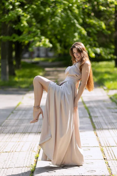 Glückliches Mädchen Langen Kleid Posiert Auf Der Straße — Stockfoto