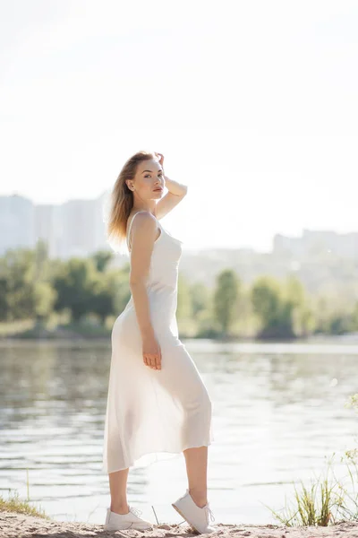 Eine Junge Frau Steht Fluss Schönes Model Weißen Kleid — Stockfoto