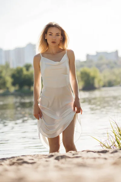 Eine Junge Frau Steht Fluss Schönes Model Weißen Kleid — Stockfoto