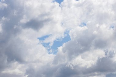 Gökyüzünde güzel mavi bulutlar. Mavi gökyüzü arkaplanı.