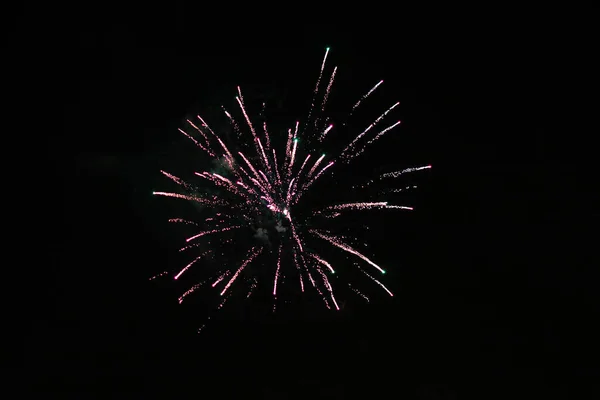 Feuerwerk Vor Schwarzem Hintergrund Geplatzt — Stockfoto