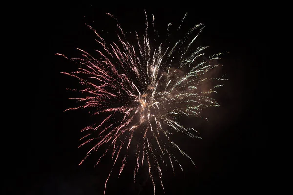 Feuerwerk Vor Schwarzem Hintergrund Geplatzt — Stockfoto