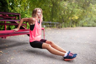 Spor eğitimi iyi bir sağlık kaynağıdır. Kız spora gidiyor..