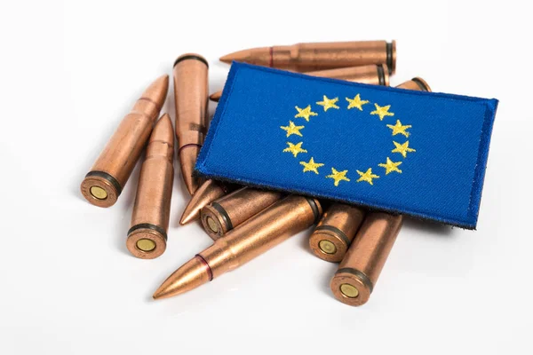 Silah mühimmatlı AB bayrağı. AB 'nin Ukrayna' ya silah ve mühimmat teslimatı. Avrupa 'ya askeri yardım. 7.62x39 tüfek mermisi. Avrupa 'da savaş, Ukrayna.