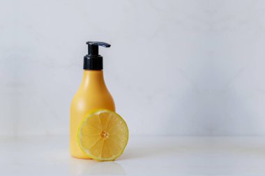 Beyaz mermer kaplamalı limon dilimli sarı şeker kutusu arka planda, fotokopi alanı ile kozmetik ambalaj modeli.