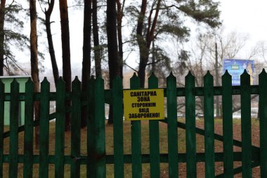 Ukrayna dilinde ormandaki tabaktaki yazı hijyenik bir bölgedir, giriş yasaktır.