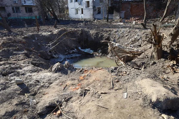 Chernihiv Ukrayna 03.24.2022 Rus saldırısından sonra şehirde yıkım gerçekleşti. Chernihiv yanıyor, uzaktan duman çıkıyor Chernihiv şehrinin bayrağının arka planında