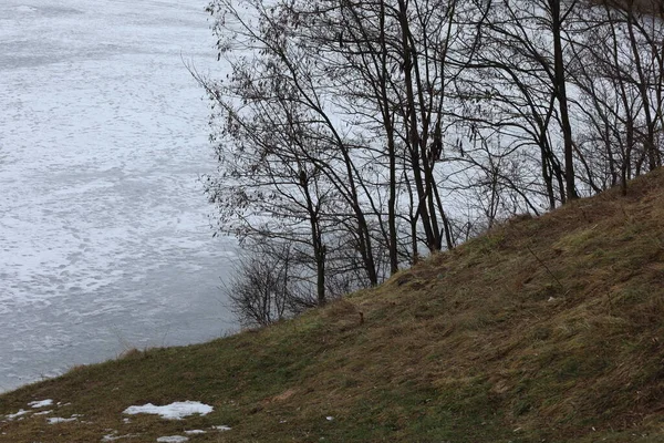 春天冰冻的河流和海岸 — 图库照片