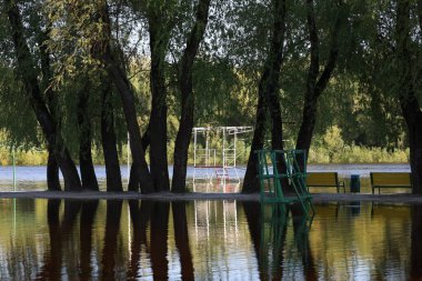 Chernihiv şehrinde sel basmış plaj.