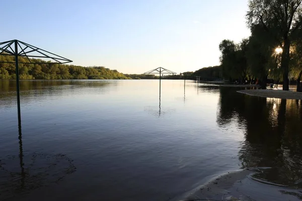 Sudaki plaj şemsiyeleri, sel.