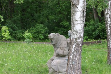 Ormanda ayı ve çocuk heykeli