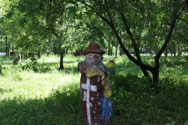 Çocuk parkındaki Sovyet heykelleri.