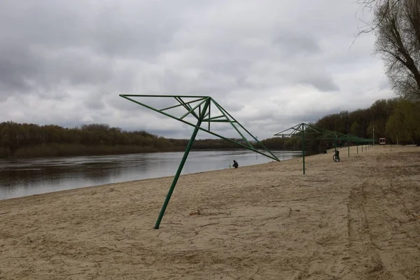 Chernihiv şehrindeki yıkılmış plaj, Ukrayna 'daki savaş. 