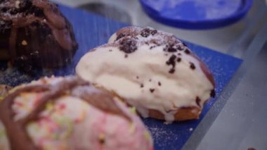 Pudra şekerli kremalı donutlar. Kapat.