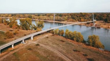 Almanya 'nın Magdeburg şehrinde Elbe Nehri üzerinde uzanan En Uzun Kanal Köprüsü 