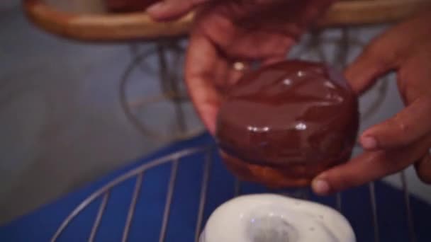 Ciambella al cioccolato e vaniglia posizionata nello scaffale di raffreddamento. vicino — Video Stock