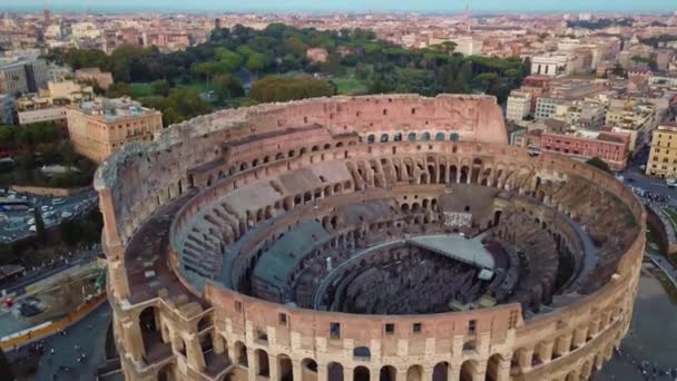 Luchtopname van binnen in Colosseum, ook bekend als Flavian Amphitheatre, tijdens de schemering in Rome, Italië. — Stockvideo