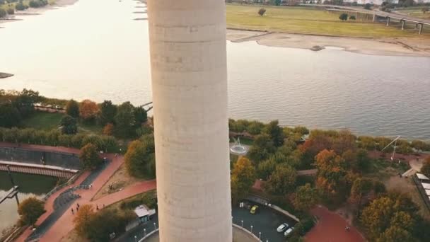 Detalhes Externos da Torre do Reno em Dusseldorf, Alemanha. Deck de observação com restaurante rotativo no topo Visão geral Cityscape e rio Reno - drone ascendente, close up — Vídeo de Stock