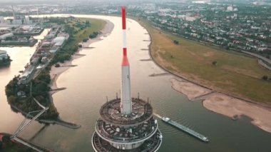 Rheinturm - Düsseldorf, Almanya 'da Ren Nehri' nin kıyısında yelkenli. - Hava alçalıyor.