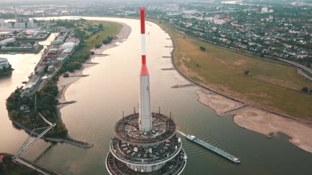 Rheinturm - Barcaza navegando a través del río Rin cerca de la Torre del Rin en Düsseldorf, Alemania. - descenso aéreo — Vídeos de Stock