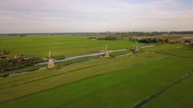 Hollanda 'nın Lahey kentindeki kırsal alanda geleneksel yel değirmenleri olan Evergreen Meadows. - Havadan çekim.